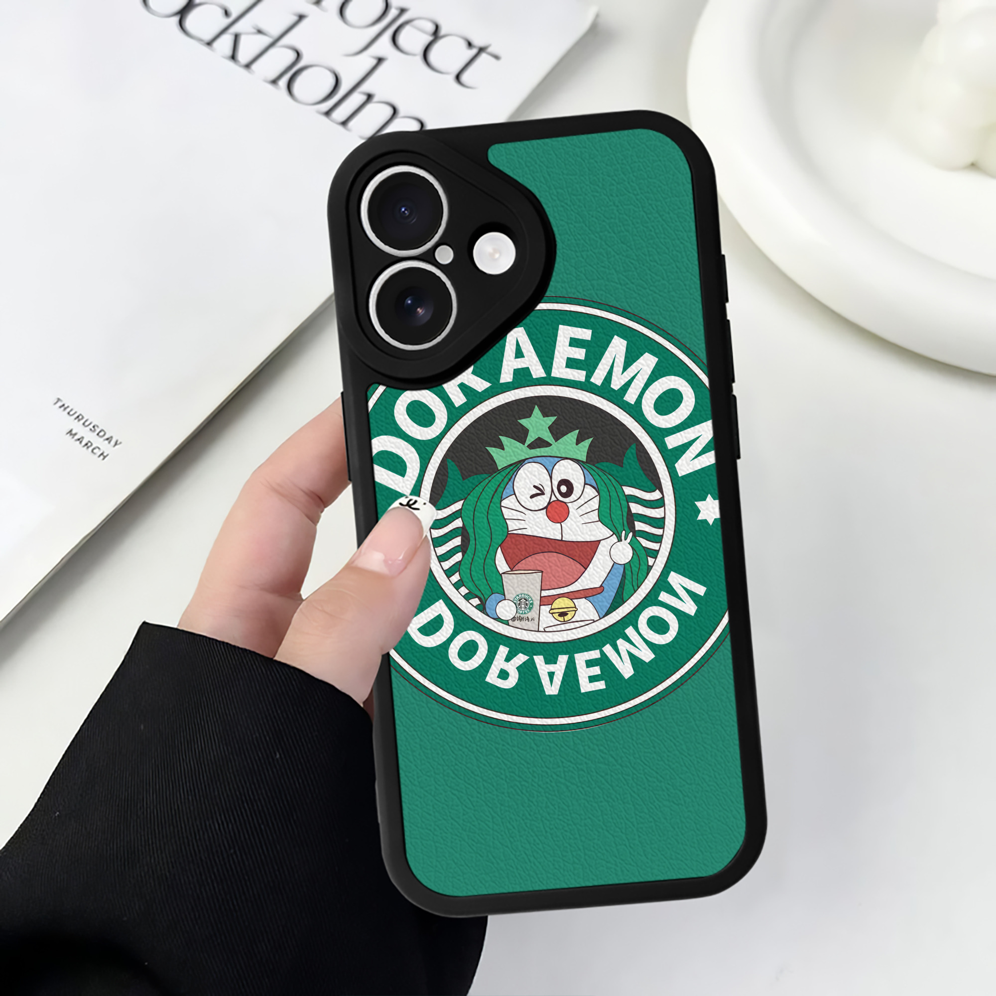 （画像用） ドラえもん Doraemon 【iPhone 16シリーズ対応】シリコンスマホケース（レザー調） 材質：シリコン